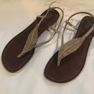 Carlos Santana Tandy feather thong sandal 7.5.